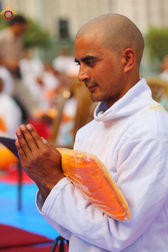 ภาพ No.313441:วันพฤหัสบดีที่ 12 มีนาคม พ.ศ. 2569 พิธีมอบบาตรและผ้าไตรในโครงการบรรพชาสามเณร 500 รูป  ณ นาคบาฮาล (Nagbahal) ประเทศเนปาล