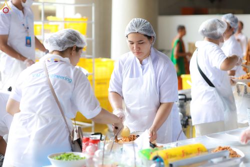 ภาพ No.325773:วันที่ 22 เมษายน พ.ศ.2569(วันคุ้มครองโลก) งานถวายมหาสังฆทาน 40,000 กว่าวัดทั่วประเทศ เจ้าหน้าที่ สาธุชน ร่วมใจจัดเตรียมภัตตาหารเพล (ชุด 2)