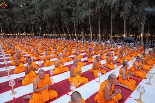 ภาพ No.290269:วันที่ 6 มกราคม พ.ศ. 2569 พิธีจุดประทีปถวายเป็นพุทธบูชา และบูชาธรรมมหาปูชนียาจารย์ (ภาพชุดที่ 2) ณ อนุสรณ์สถานมหาวิหารพระมงคลเทพมุนี (โลตัสแลนด์) อ.สองพี่น้อง จ.สุพรรณบุรี ในโครงการธรรมยาตรา กตัญญูบูชา มหาปูชนียาจารย์ พระมงคลเทพมุนี(สด จนฺทสโร) พระผู้ปรา