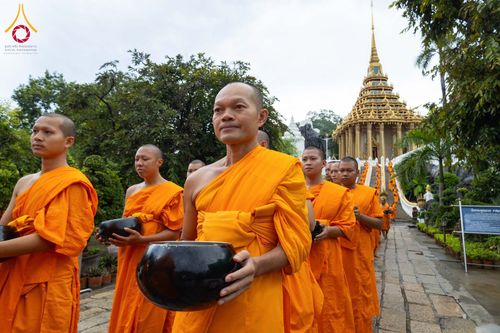 ภาพ No.351414:วันที่ 22 กันยายน พ.ศ. 2569  พิธีตักบาตรสามเณรธรรมทายาท โครงการบรรพชาพัฒนาคุณธรรม จริยธรรม  สำหรับนักเรียนนายสิบตำรวจ (นสต.) รุ่นที่ 16 ศูนย์ฝึกอบรมตำรวจภูธรภาค 1  ณ วัดพระพุทธบาทราชวรมหาวิหาร