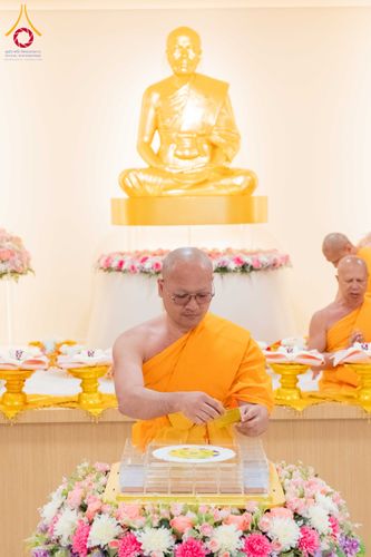 ภาพ No.319164:วันที่ 29 มีนาคม พ.ศ.2569 พิธีอัญเชิญรูปหล่อพระมงคลเทพมุนี (สด จนฺทสโร) ประดิษฐาน ณ ห้องปฏิบัติธรรม “มงคลรัตนโชติ”  วัดพระธรรมกายชิคาโก ประเทศสหรัฐอเมริกา