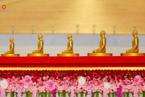 ภาพ No.79070:พิธีอัญเชิญองค์พระบรมพุทธเจ้า 24 องค์ เวียนประทักษิณรอบพระมหาธรรมกายเจดีย์ ณ วัดพระธรรมกาย  วันที่ 2 เมษายน พ.ศ. 2566