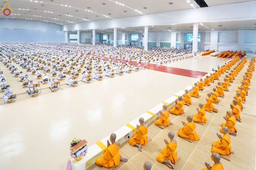 ภาพ No.84432:พิธีถวายผ้าอาบน้ำฝนและประทีปโคมไฟ ในวันอาสาฬหบูชา ณ ห้องแก้วสารพัดนึก 1 วัดพระธรรมกาย วันอังคารที่ 1 สิงหาคม พ.ศ. 2566