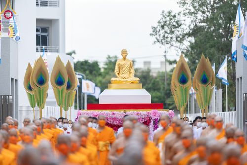 ภาพ No.89160:พิธีอัญเชิญรูปหล่อทองคำ  คุณยายอาจารย์มหารัตนอุบาสิกาจันทร์ ขนนกยูง เพื่อประดิษฐาน ณ มหาวิหารคุณยายอาจารย์ฯ เนื่องในวันครูผู้ค้นพบวิชชาธรรมกาย วันศุกร์ที่ 29 กันยายน พ.ศ. 2566