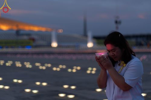 ภาพ No.86464:วันธรรมชัย ปีที่ 55 พิธีทอดผ้าป่ากฐินสมทบครั้งที่1, พิธีเจริญพุทธมนต์ ลูกนิมิตมหาสมบัติฯ พิธีจุดประทีป,พิธีฉลองชัยสวดมนต์บทธัมมจักกัปปวัตนสูตร วันอาทิตย์ที่ 27 สิงหาคม พ.ศ.2566 ณ สภาธรรมกายสากล / มหารัตนวิหารคด วัดพระธรรมกาย