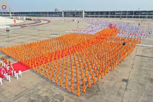 ภาพ No.79073:พิธีอัญเชิญองค์พระบรมพุทธเจ้า 24 องค์ เวียนประทักษิณรอบพระมหาธรรมกายเจดีย์ ณ วัดพระธรรมกาย  วันที่ 2 เมษายน พ.ศ. 2566