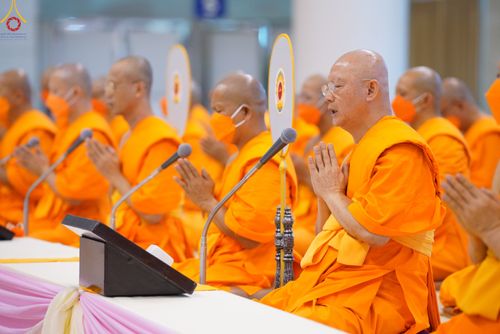 ภาพ No.84435:พิธีถวายผ้าอาบน้ำฝนและประทีปโคมไฟ ในวันอาสาฬหบูชา ณ ห้องแก้วสารพัดนึก 1 วัดพระธรรมกาย วันอังคารที่ 1 สิงหาคม พ.ศ. 2566