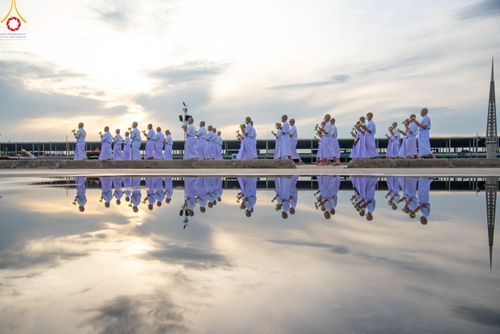 ภาพ No.82634:พิธีเวียนประทักษิณ, พิธีวันทาเจดีย์ ณ มหาธรรมกายเจดีย์  พิธีบรรพชาหมู่พระพี่เลี้ยงเข้าพรรษา, ธรรมทายาทอุดมศึกษา รุ่นที่ 50(ภาคฤดูฝน) และธรรมทายาทพุทธศาสตร์สากล รุ่นที่ 7 (ภาคฤดูฝน) วันเสาร์ที่ 17 มิถุนายน พ.ศ. 2566 ณ  โบสถ์พระไตรปิฎก วัดพระธรรมกาย จ.ปทุม