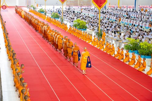 ภาพ No.85175:พิธีมุทิตาสักการะพระภิกษุ ผู้สอบได้เปรียญธรรม ๙ ประโยคระดับโลก, พิธีมอบโล่เกียรติยศและทุนการศึกษา สำนักเรียนบาลีดีเด่นทั่วประเทศ ในวันสมาธิโลก อาทิตย์ที่ 6 สิงหาคม พ.ศ. 2566 ณ สภาธรรมกายสากล วัดพระธรรมกาย