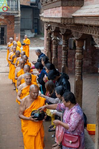 ภาพ No.317246:วันอังคารที่ 31 มีนาคม พ.ศ.2569 จาริกบิณฑบาตแห่งศรัทธา จากวัดอเชศวรสู่สี่แยกปาตันและวัดศรี ประเทศเนปาล