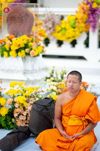 ภาพ No.297282:วันที่ 15 มกราคม พ.ศ.2569 พระธรรมยาตราปฏิบัติธรรมและถ่ายภาพหมู่ประวัติศาสตร์ อนุสรณ์สถานลำดับที่ 4 สถานที่เกิดด้วยกายธรรม  ณ วัดโบสถ์บน ต.บางคูเวียง จ.นนทบุรี ในโครงการธรรมยาตรา กตัญญูบูชา มหาปูชนียาจารย์ พระมงคลเทพมุนี(สด จนฺทสโร) พระผู้ปราบมาร อนุสรณ์ส