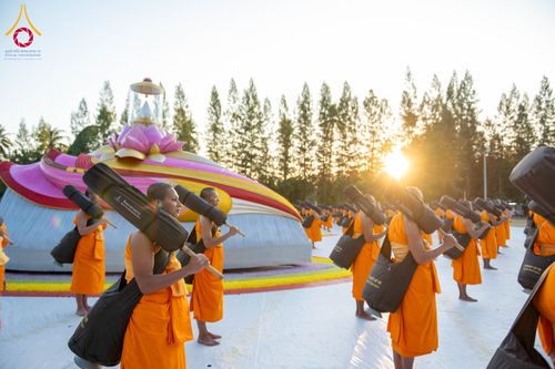 ภาพ No.290684:วันที่ 8 มกราคม พ.ศ. 2569 พระธรรมยาตราปฏิบัติธรรม และถ่ายภาพหมู่ประวัติศาสตร์ ในโครงการธรรมยาตรา กตัญญูบูชามหาปูชนียาจารย์ พระมงคลเทพมุนี(สด จนฺทสโร) พระผู้ปราบมาร อนุสรณ์สถาน 7 แห่ง ปีที่ 14 ณ อนุสรณ์สถานคลองบางนางแท่น อ.สามพราน จ.นครปฐม