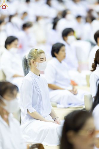 ภาพ No.84463:พิธีถวายผ้าอาบน้ำฝนและประทีปโคมไฟ ในวันอาสาฬหบูชา ณ ห้องแก้วสารพัดนึก 1 วัดพระธรรมกาย วันอังคารที่ 1 สิงหาคม พ.ศ. 2566