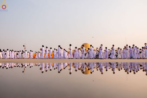 ภาพ No.79101:พิธีอัญเชิญองค์พระบรมพุทธเจ้า 24 องค์ เวียนประทักษิณรอบพระมหาธรรมกายเจดีย์ ณ วัดพระธรรมกาย  วันที่ 2 เมษายน พ.ศ. 2566