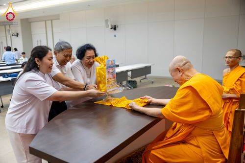 ภาพ No.324879:วันพฤหัสบดีที่ 23 เมษายน พ.ศ.2569  หลวงพ่อทัตตชีโว รองเจ้าอาวาสวัดพระธรรมกาย ถวายการต้อนรับและปฏิสันถารคณะชาวอินโดนีเซีย