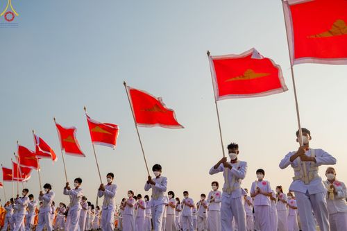 ภาพ No.79076:พิธีอัญเชิญองค์พระบรมพุทธเจ้า 24 องค์ เวียนประทักษิณรอบพระมหาธรรมกายเจดีย์ ณ วัดพระธรรมกาย  วันที่ 2 เมษายน พ.ศ. 2566