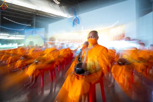 ภาพ No.81457:พิธีตักบาตร ข้าวสารอาหารแห้ง และพิธีบูชาข้าวพระ ณ สภาธรรมกายสากล วัดพระธรรมกาย วันเสาร์ที่ 3 มิถุนายน 2566