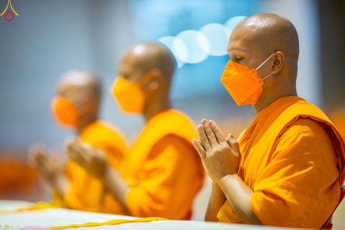 ภาพ No.84438:พิธีถวายผ้าอาบน้ำฝนและประทีปโคมไฟ ในวันอาสาฬหบูชา ณ ห้องแก้วสารพัดนึก 1 วัดพระธรรมกาย วันอังคารที่ 1 สิงหาคม พ.ศ. 2566