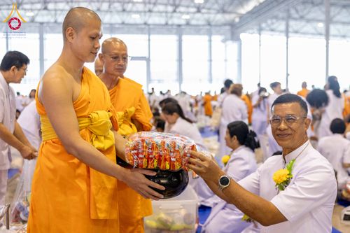 ภาพ No.308523:วันที่ 1 กุมภาพันธ์ พ.ศ. 2569 พิธีตักบาตรข้าวสารอาหารแห้ง ณ บ้านแก้วเรือนทองคุณยาย สภาธรรมกายสากล วัดพระธรรมกาย