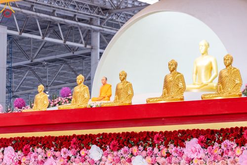 ภาพ No.78879:พิธีตักบาตร ข้าวสารอาหารแห้ง พิธีบูชาข้าวพระ ในวันอาทิตย์ต้นเดือนที่ 2 เมษายน พ.ศ. 2566