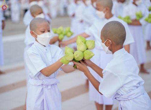 ภาพ No.84099:พิธีเวียนประทักษิณ พิธีวันทาเจดีย์ พิธีขอขมา และมอบผ้าไตร  ในโครงการบรรพชาอุปสมบทหมู่ธรรมทายาทรุ่นเข้าพรรษา และโครงการบรรพชาสามเณรโรงเรียนนานาชาติ รุ่นที่12 ในวันเสาร์ที่ 22 กรกฎาคม พ.ศ. 2566