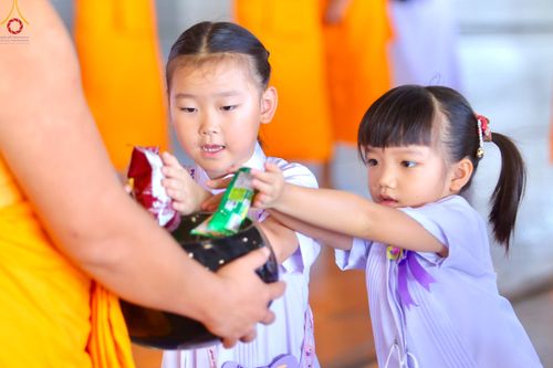 ภาพ No.81507:พิธีตักบาตร ข้าวสารอาหารแห้ง และพิธีบูชาข้าวพระ ณ สภาธรรมกายสากล วัดพระธรรมกาย วันเสาร์ที่ 3 มิถุนายน 2566