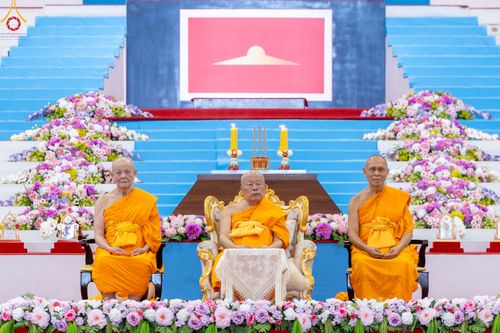 ภาพ No.85227:พิธีมุทิตาสักการะพระภิกษุ ผู้สอบได้เปรียญธรรม ๙ ประโยคระดับโลก, พิธีมอบโล่เกียรติยศและทุนการศึกษา สำนักเรียนบาลีดีเด่นทั่วประเทศ ในวันสมาธิโลก อาทิตย์ที่ 6 สิงหาคม พ.ศ. 2566 ณ สภาธรรมกายสากล วัดพระธรรมกาย