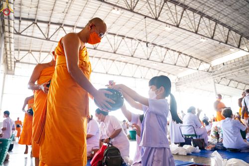 ภาพ No.82977:พิธีตักบาตร ณ บ้านแก้วเรือนทองคุณยายอาจารย์ฯ พิธีบูชาข้าวพระ ณ สภาธรรมกายสากล วัดพระธรรมกาย ในวันอาทิตย์ต้นเดือนที่ 2 ก.ค. พ.ศ.2566