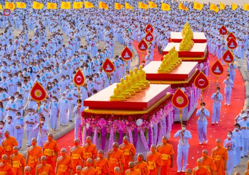 ภาพ No.79126:พิธีอัญเชิญองค์พระบรมพุทธเจ้า 24 องค์ เวียนประทักษิณรอบพระมหาธรรมกายเจดีย์ ณ วัดพระธรรมกาย  วันที่ 2 เมษายน พ.ศ. 2566