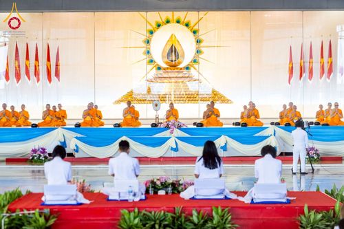 ภาพ No.215166:วันอาทิตย์ต้นเดือนที่ 6 เมษายน พ.ศ. 2568 พิธีตักบาตรข้าวสารอาหารแห้ง ณ บ้านแก้วเรือนทองคุณยาย สภาธรรมกายสากล วัดพระธรรมกาย