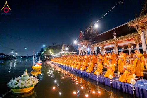 ภาพ No.297470:วันที่ 16 มกราคม พ.ศ. 2569 พิธีลอยประทีปธรรมถวายเป็นพุทธบูชา และบูชาธรรมมหาปูชนียาจารย์  ณ วัดโบสถ์บน ต.บางคูเวียง จ.นนทบุรี อนุสรณ์สถานลำดับที่ 4 สถานที่เกิดด้วยกายธรรม ในโครงการธรรมยาตรา กตัญญูบูชา มหาปูชนียาจารย์ พระมงคลเทพมุนี(สด จนฺทสโร) พระผู้ปราบม