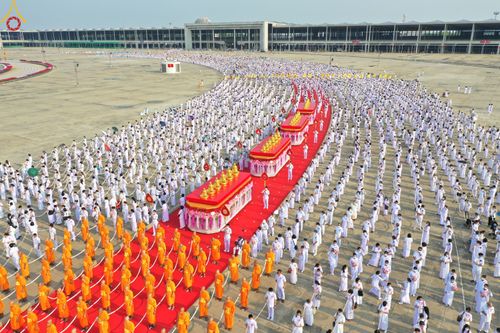 ภาพ No.79046:พิธีอัญเชิญองค์พระบรมพุทธเจ้า 24 องค์ เวียนประทักษิณรอบพระมหาธรรมกายเจดีย์ ณ วัดพระธรรมกาย  วันที่ 2 เมษายน พ.ศ. 2566