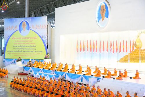 ภาพ No.78792:พิธีตักบาตร ข้าวสารอาหารแห้ง พิธีบูชาข้าวพระ ในวันอาทิตย์ต้นเดือนที่ 2 เมษายน พ.ศ. 2566