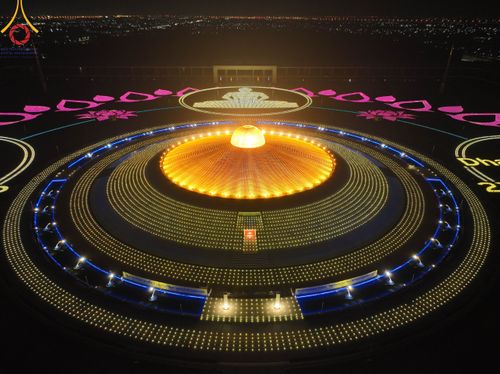 ภาพ No.86483:วันธรรมชัย ปีที่ 55 พิธีทอดผ้าป่ากฐินสมทบครั้งที่1, พิธีเจริญพุทธมนต์ ลูกนิมิตมหาสมบัติฯ พิธีจุดประทีป,พิธีฉลองชัยสวดมนต์บทธัมมจักกัปปวัตนสูตร วันอาทิตย์ที่ 27 สิงหาคม พ.ศ.2566 ณ สภาธรรมกายสากล / มหารัตนวิหารคด วัดพระธรรมกาย