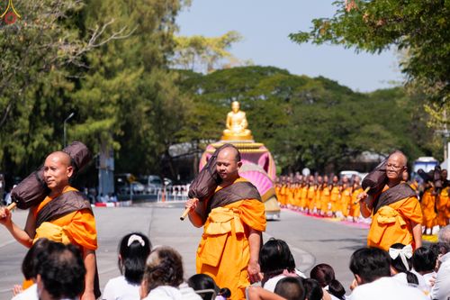 ภาพ No.304695:วันที่ 25 มกราคม พ.ศ. 2569 พิธีต้อนรับพระธรรมยาตรา (ภาพชุดที่ 2) รร.สามัคคีราษฏร์บำรุง-วัดพระธรรมกาย ในโครงการธรรมยาตรา กตัญญูบูชา มหาปูชนียาจารย์ พระมงคลเทพมุนี(สด จนฺทสโร) พระผู้ปราบมาร อนุสรณ์สถาน 7 แห่ง ปีที่ 14