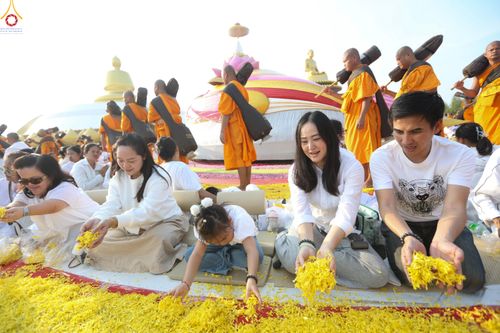 ภาพ No.299638:วันที่ 18 มกราคม พ.ศ. 2569 พิธีต้อนรับพระธรรมยาตรา (ภาพชุดที่ 2) ณ อนุสรณ์สถานลำดับที่ 5  สถานที่เผยแผ่วิชชาธรรมกายครั้งแรก อนุสรณ์สถานบางปลา วัดบางปลา อำเภอบางเลน จังหวัดนครปฐม ในโครงการธรรมยาตรา กตัญญูบูชา มหาปูชนียาจารย์ พระมงคลเทพมุนี(สด จนฺทสโร) พระ