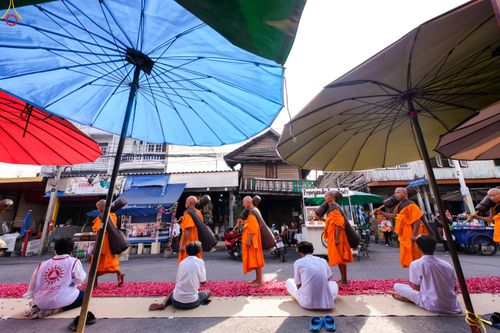 ภาพ No.287788:วันที่ 3 มกราคม พ.ศ. 2569 พิธีต้อนรับพระธรรมยาตรา ครั้งที่ 2 (ภาพชุดที่ 2) ในโครงการธรรมยาตรา กตัญญูบูชา มหาปูชนียาจารย์ พระมงคลเทพมุนี(สด จนฺทสโร) พระผู้ปราบมาร อนุสรณ์สถาน 7 แห่ง ปีที่ 14 ณ อนุสรณ์สถานมหาวิหารพระมงคลเทพมุนี (โลตัสแลนด์) อ.สองพี่น้อง จ.