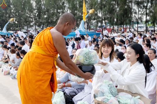 ภาพ No.302716:วันที่ 24 มกราคม พ.ศ. 2569 พิธีตักบาตรพระธรรมยาตรา(ภาพชุดที่ 2) ณ อนุสรณ์สถานลำดับที่ 5 สถานที่เผยแผ่วิชชาธรรมกายครั้งแรก อนุสรณ์สถานบางปลา วัดบางปลา อำเภอบางเลน จังหวัดนครปฐม ในโครงการธรรมยาตรา กตัญญูบูชา มหาปูชนียาจารย์ พระมงคลเทพมุนี(สด จนฺทสโร) พระผู