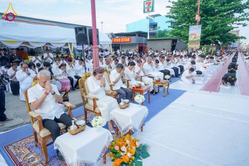 ภาพ No.313954:วันอาทิตย์ที่ 14 มีนาคม พ.ศ. 2569 ทำบุญเมืองหาดใหญ่ตักบาตรพระ 1,109 รูป เติมบุญใหญ่ หลังวิกฤตมหาอุทกภัย ณ ซุ้มประตูไชน่าทาวน์ ถนนศุภสารรังสรรค์ อ.หาดใหญ่ จ.สงขลา