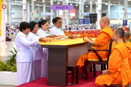 ภาพ No.219371:วันอังคารที่ 22 เมษายน พ.ศ. 2568 พิธีมอบปัจจัยช่วยเหลือครู 4 จังหวัดชายแดนภาคใต้ , พิธีกล่าวคำถวายอุปกรณ์ เพื่อเตรียมการต้อนรับคณะสงฆ์ฯ , พิธีกล่าวคำถวายภัตตาหารเป็นสังฆทาน , คณะสงฆ์ฉันภัตตาหารเพล  เนื่องในวันคุ้มครองโลก พิธีถวายมหาสังฆทานแด่คณะสงฆ์