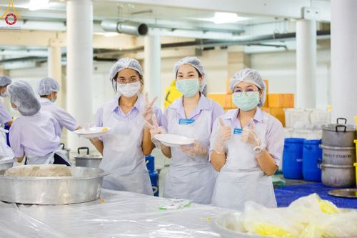 ภาพ No.58786:V.40 ภัตตาหารพระหมื่นวัด เราจัดให้ การปฏิบัติงานของเจ้าหน้าที่และอาสาสมัคร เพื่อรับบุญในการถวายภัตตาหาร แด่คณะสงฆ์ 10,000 กว่าวัดทั่วประเทศ ที่มาร่วมงานวันคุ้มครองโลก จันทร์ที่ 22 เมษายน พ.ศ. 2567 ณ วัดพระธรรมกาย