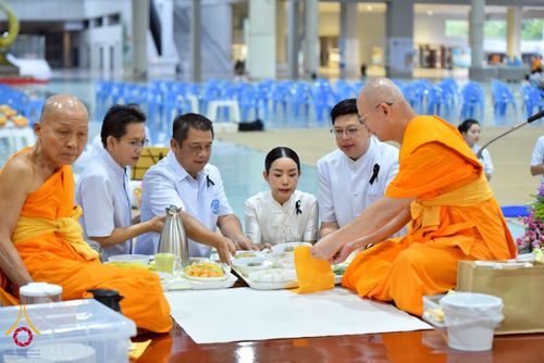 ภาพ No.267528:วันที่ 7 พฤศจิกายน พ.ศ. 2568 พสกนิกรอำเภอคลองหลวง รวมใจบำเพ็ญกุศลปัณรสมวาร (15 วัน) อุทิศถวายเป็นพระราชกุศลแด่ “สมเด็จพระพันปีหลวง” ณ วัดพระธรรมกาย