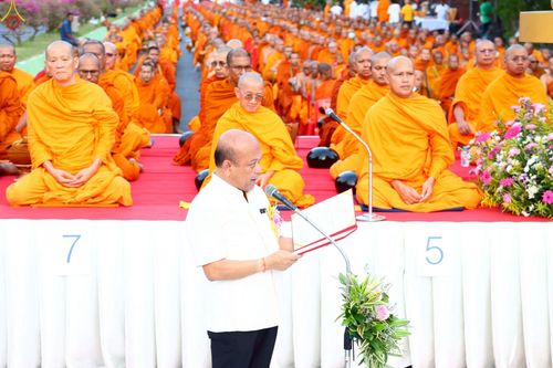 ภาพ No.235120:วันอาทิตย์ที่ 27 กรกฎาคม พ.ศ. 2568 พิธีตักบาตรพระ1,000 รูป ทำบุญเมืองพัทลุง ประธานสงฆ์ พระปริยัติวชิโรดม  เจ้าคณะจังหวัดพัทลุง ประธานฆราวาส นายรัฐศาสตร์ ชิดชู  ผู้ว่าราชการจังหวัดพัทลุง