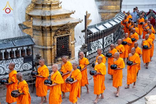 ภาพ No.213078:วันที่ 17 - 18 มีนาคม พ.ศ. 2568 คณะสงฆ์และสามเณรเดินบิณฑบาต รอบเมืองในพื้นที่ วัดสยมภูวนาถและราชวังปาตัน ณ เมืองกาฐมาณฑุ ประเทศเนปาล