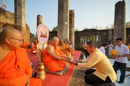 ภาพ No.58659:พิธีตักบาตรพระ ๑,๐๐๐ รูป สมโภชครบรอบ ๘๐๐ ปี พระบรมธาตุเมืองเชลียง ณ วัดพระศรีรัตนมหาธาตุ ราชวรวิหาร  (วัดพระปรางค์) ต.ศรีสัชนาลัย  อ.ศรีสัชนาลัย จ.สุโขทัย วันพฤหัสบดีที่ ๒๕ เมษายน พ.ศ. ๒๕๖๗