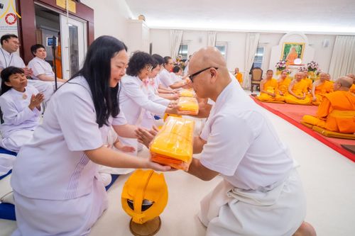 ภาพ No.144975:พิธีบรรพชา และอุปสมบท ธรรมทายาท โดยมี พระเดชพระคุณพระธรรมรัตนาภรณ์ เป็นพระอุปัชฌาย์ ยังความปลื้มปิติใจให้แก่ผู้ปกครอง และคณะญาติมิตร ณ วัดพระธรรมกายนิวเจอร์ซี  ประเทศสหรัฐอเมริกา