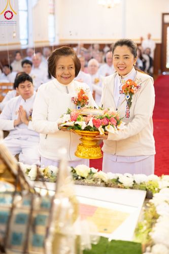 ภาพ No.96394:พิธีทอดกฐินราชันปฐพี ราชินีที่ดิน เพื่อซื้อที่ดินหลังโบสถ์ ฉลองครบรอบ 10 ปีสถาปนาโบสถ์วัดพุทธ วันอาทิตย์ที่ 19 พฤศจิกายน พ.ศ. 2566 ณ วัดพระธรรมกายนิวคาสเซิล ประเทศอังกฤษ