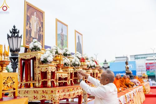 ภาพ No.126301:พิธีทำบุญเมืองนครราชสีมา ฉลอง 556 ปี ตักบาตรพระ 10,000 รูป ในวันเสาร์ที่ 2 มีนาคม พ.ศ.2567 ณ อนุสาวรีย์ท้าวสุรนารี จ.นครราชสีมา จัดโดย คณะสงฆ์จังหวัดนครราชสีมา ร่วมกับสำนักงานจังหวัดนครราชสีมา