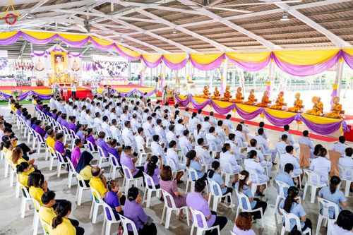 ภาพ No.138929:กิจกรรมเฉลิมพระเกียรติ สมเด็จพระนางเจ้าฯ พระบรมราชินี เนื่องในโอกาสวันเฉลิมพระชนมพรรษา พิธีเจริญพระพุทธมนต์ , ทำบุญตักบาตรพระสงฆ์ ถวายพระราชกุศล , พิธีถวายเครื่องราชสักการะ , และพิธีจุดเทียนถวายพระพรชัยมงคล วันที่ 3 มิถุนายน พ.ศ. 2567 ณ อาคารโถงช้าง วัดพ