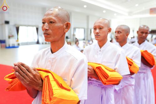 ภาพ No.101267:พิธีบรรพชาธรรมทายาท ในโครงการอุปสมบทบูชาธรรม มหาปูชนียาจารย์ พ.ศ. 2566 ณ วัดไชยชุมพลชนะสงคราม จ.กาญจนบุรี วันที่ 6 ธันวาคม พ.ศ. 2566